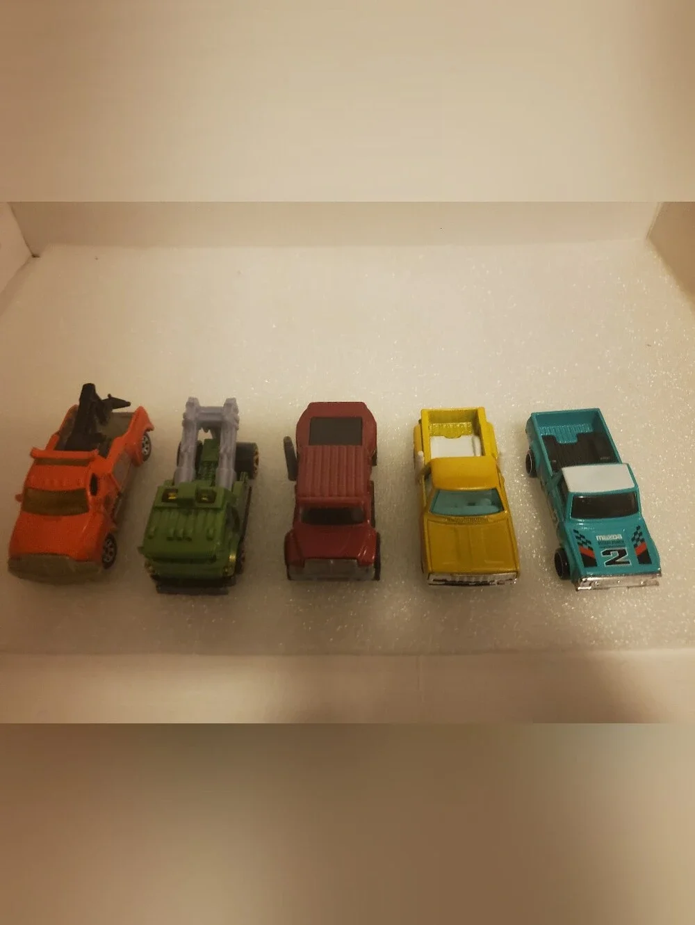 5 Diecast Vehicles 2 Tow Trucks Flatbed & 2 Pickup Trucks Matchbox Hot Wheels